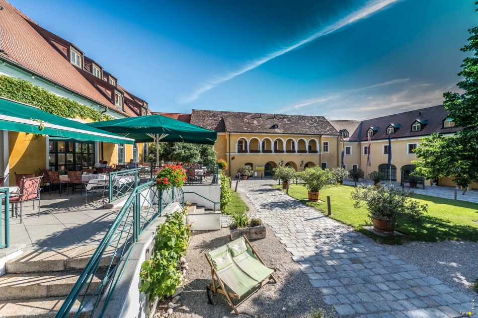 Tagungshotel - Außenansicht Sommer - Symposion Hotel Althof Retz - © Foto Tschank