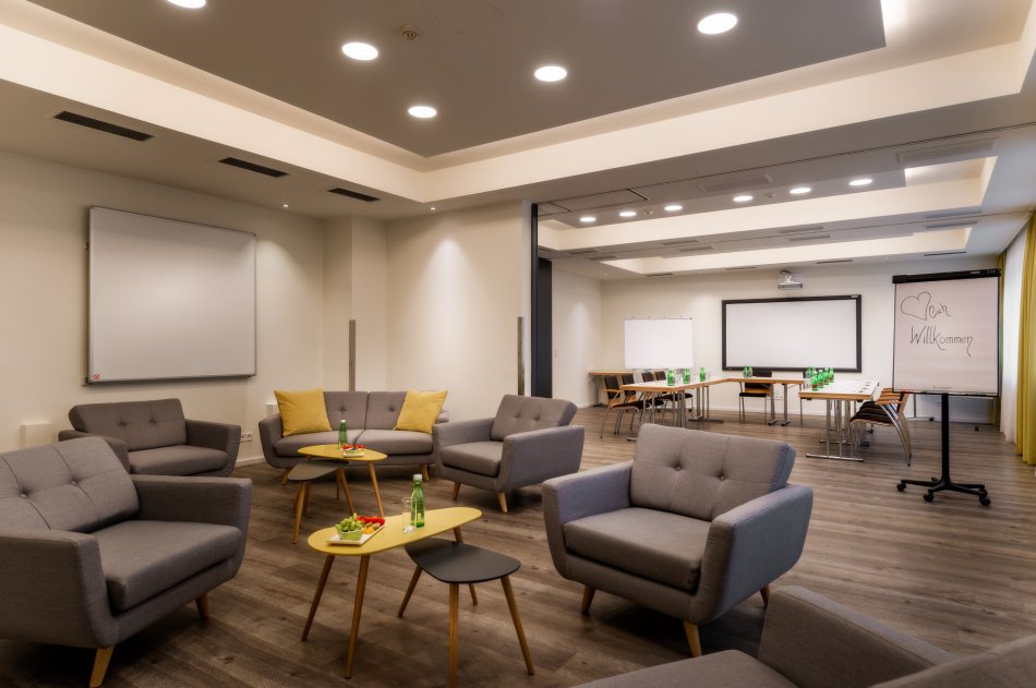 Moderner Meetingraum mit Lounge-Bereich, City Hotel Stockerau