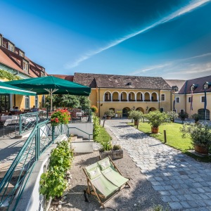 Tagungshotel - Außenansicht Sommer - Symposion Hotel Althof Retz - © Foto Tschank