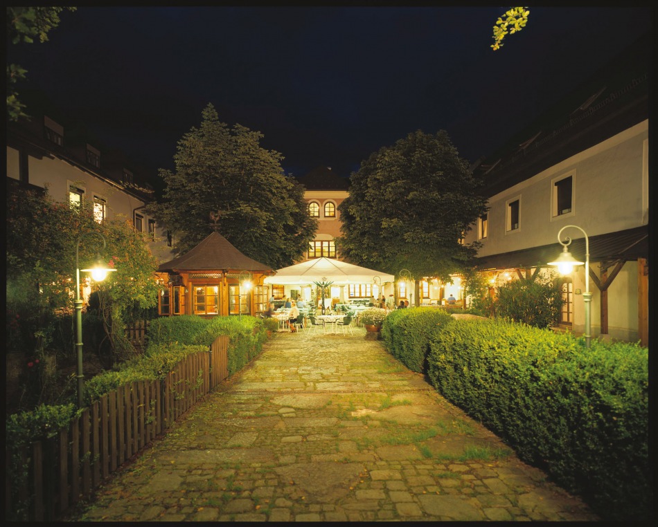 Konferenzhotel - Ruhiger Innenhof-Gastgarten - Symposion Landhotel Forsthof 
