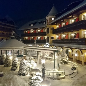 Konferenzhotel - Außenansicht Winter am Abend - Symposion Hotel Pichlmayrgut