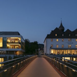 Kongresshotel - Schlosscenter am Abend - Symposion Hotel Das Schloss an der Eisenstrasse