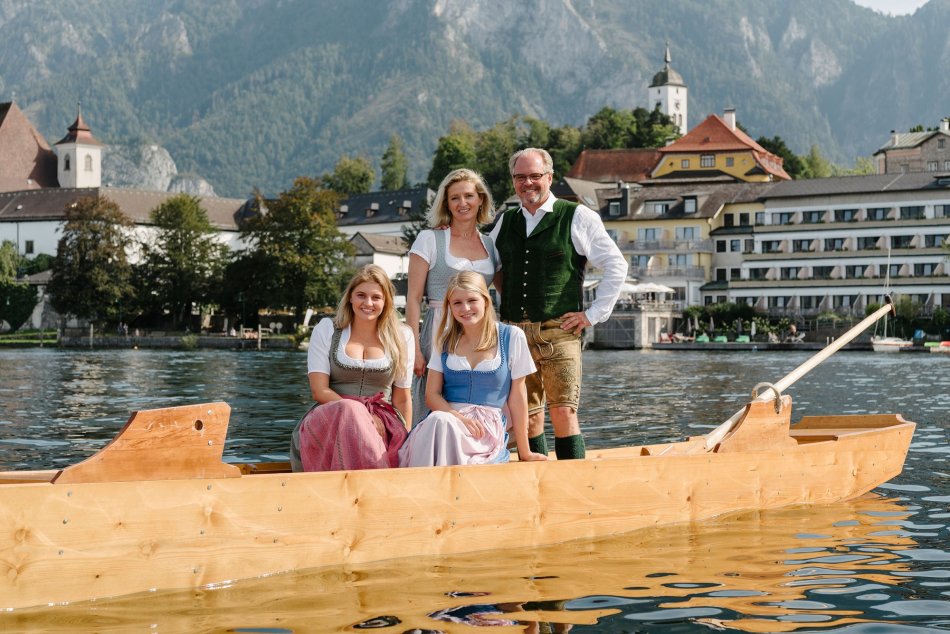 Familie Gröller - Monika und Wolfgang Gröller mit Töchtern Fini und Marie