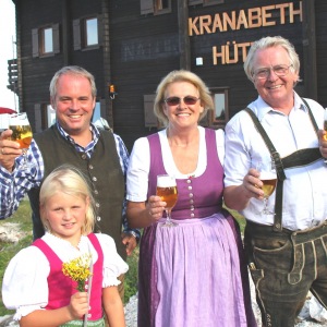 : Hüttenwirt Heinz Gröller mit Ehefrau Renate, Sohn Wolfgang und Enkelin Fini vor der Kranabethhütte