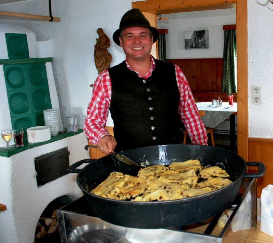 Sohn Wolfgang Gröller bereitet den köstlichen Kaiserschmarrn in der Riesenpfanne für seine Gäste zu. 
