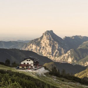 Blick auf den malerischen Traunsee &amp; umliegenden Gebirge
