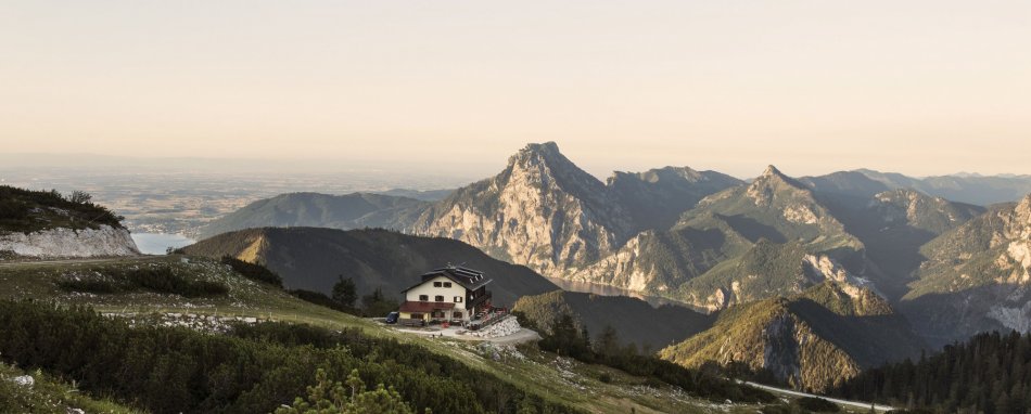 Blick auf den malerischen Traunsee & umliegenden Gebirge