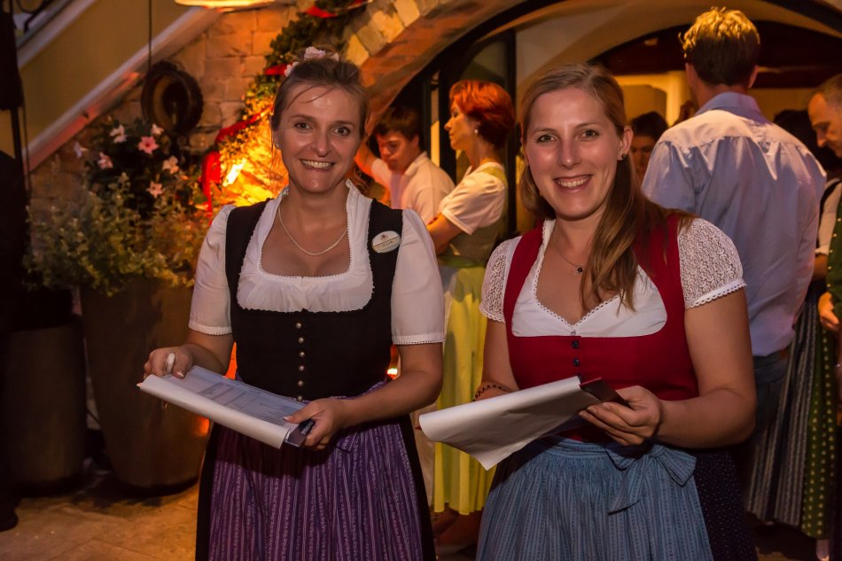Julia und Maria sorgen für den perfekten Ablauf Ihrer Veranstaltung im Pichlmayrgut