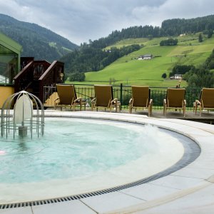 Entspannen Sie sich im 3.000 m² großen Wellnessbereich im Hotel Pichlmayrgut