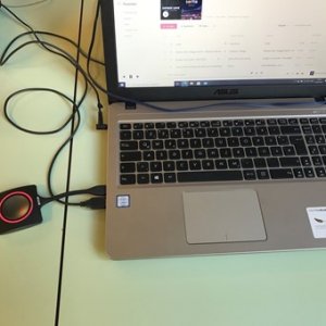 Der Click &amp; Share-Button am Laptop angesteckt