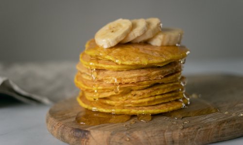 Low-Carb Pancakes mit Bananen und Zimtdip