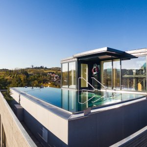 Infinity-Pool am Dach - Symposion Hotel Althof Retz