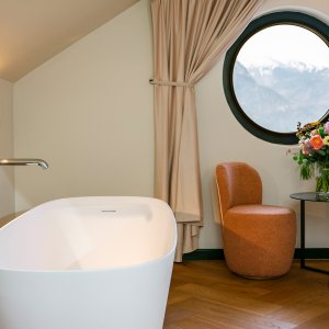 Rooftop See Suite mit freistehender Badewanne (c)posttraunkirchen