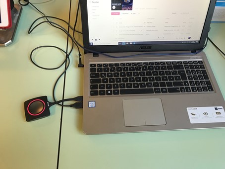Der Click & Share-Button am Laptop angesteckt